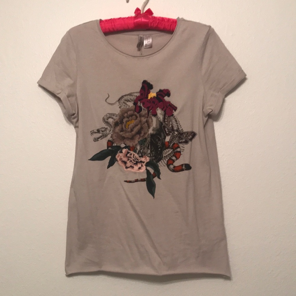 Divided Grey Embroidered T shirt Skulls Roses XS